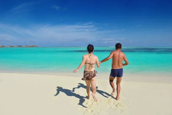 Mutlu genç çift sahilde yazın tadını çıkarıyor. — Stok fotoğraf