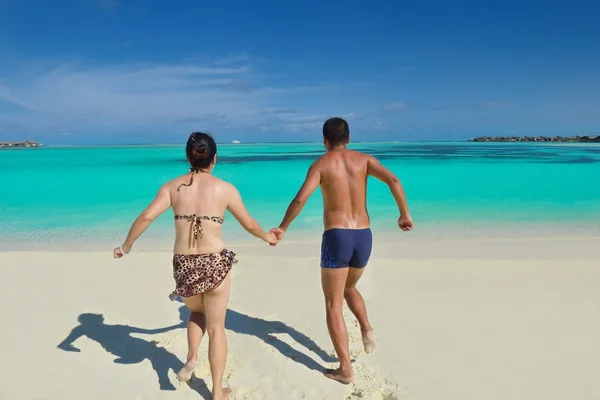 Feliz jovem casal desfrutando de verão na praia — Fotografia de Stock