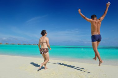 Mutlu genç çift sahilde yazın tadını çıkarıyor.