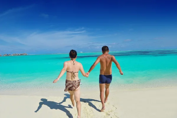 Gelukkig jong paar genieten zomer op strand — Stockfoto