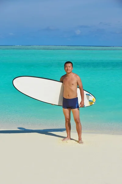 Man with surf board on beach — Stock Photo, Image