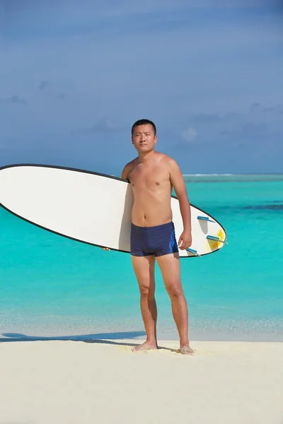 Człowiek z surfowe forum na plaży — Zdjęcie stockowe