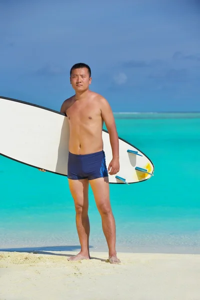上海滩冲浪板的男人 — 图库照片