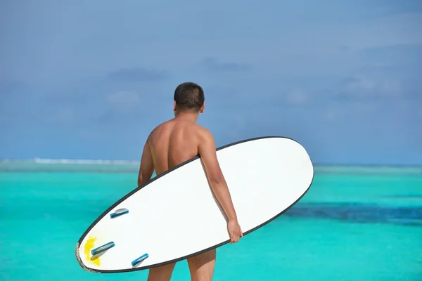 Homem com prancha de surf na praia — Fotografia de Stock