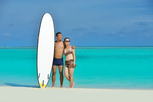 Mutlu genç çift sahilde yazın tadını çıkarıyor. — Stok fotoğraf