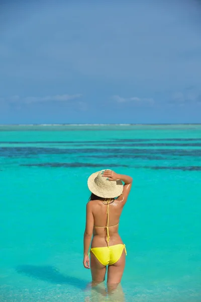 Bella donna rilassarsi sulla spiaggia tropicale — Foto Stock