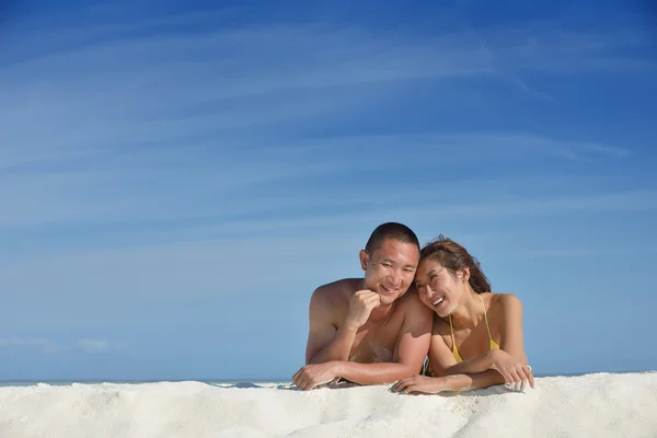 해변에서 여름을 즐기는 행복 한 젊은 부부 — 스톡 사진