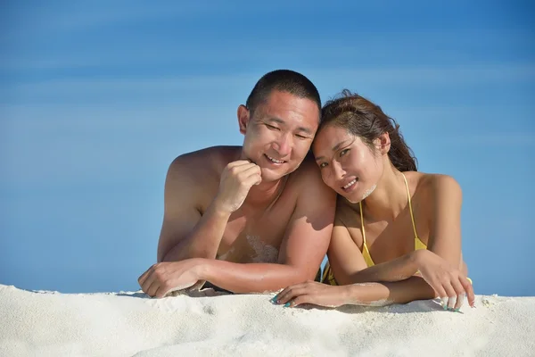 快乐的年轻夫妇在海滩享受夏天 — 图库照片