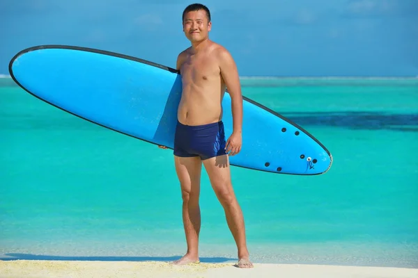 Man with surf board on beach — Stock Photo, Image