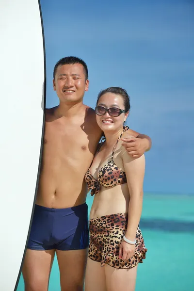 Feliz pareja joven disfrutando del verano en la playa — Foto de Stock