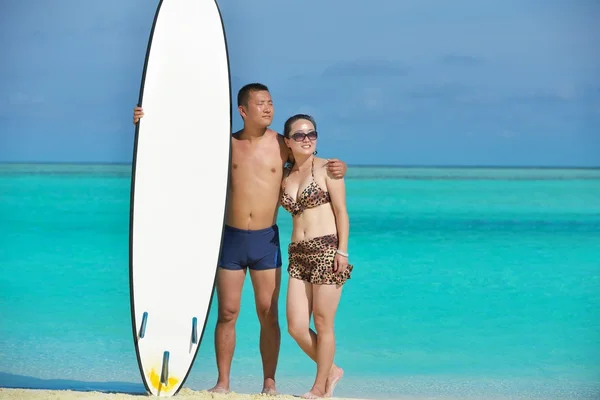 Heureux jeune couple profitant de l'été sur la plage — Photo