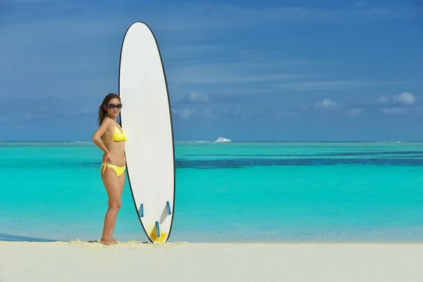 Bella donna rilassarsi sulla spiaggia tropicale — Foto Stock