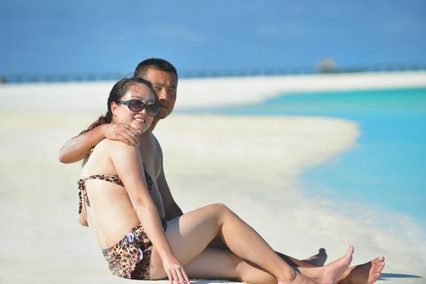 快乐的年轻夫妇在海滩享受夏天 — 图库照片