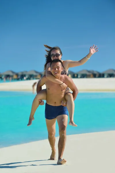 Glückliches junges Paar genießt den Sommer am Strand — Stockfoto