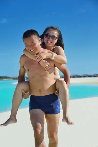Glückliches junges Paar genießt den Sommer am Strand — Stockfoto