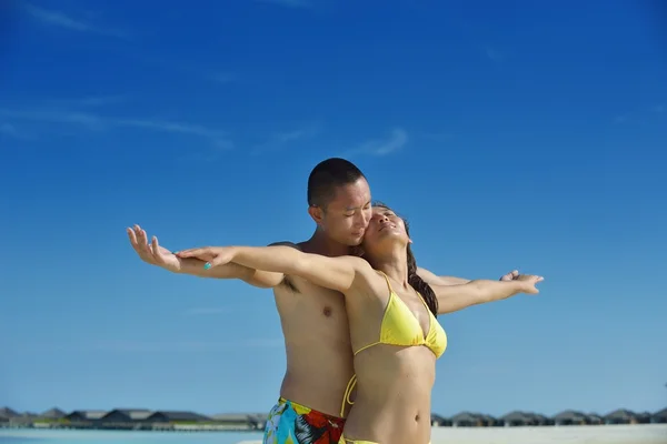 Glückliches junges Paar genießt den Sommer am Strand — Stockfoto