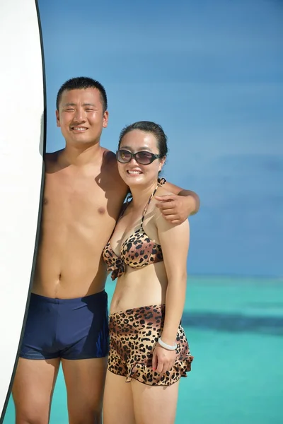 Glückliches junges Paar genießt den Sommer am Strand — Stockfoto