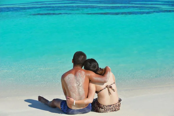 Счастливая молодая пара наслаждается летом на пляже — стоковое фото