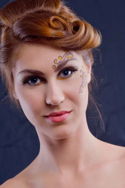Hermosa mujer maquillaje de lujo — Foto de Stock