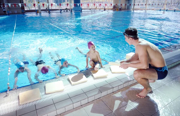 Glückliche Kindergruppe im Schwimmbad — Stockfoto