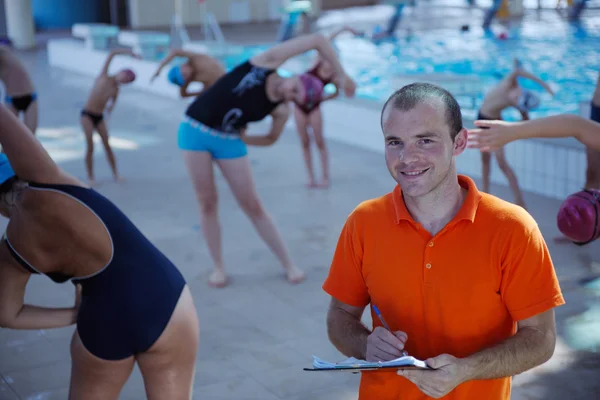 Heureux groupe d'enfants à la piscine — Photo