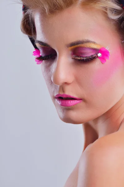 Hermosa mujer con maquillaje de lujo — Foto de Stock