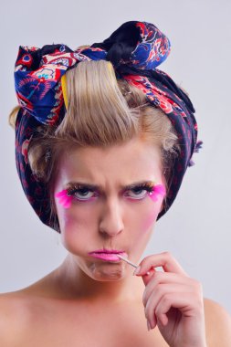 lüks makyaj ile güzel bir kadın