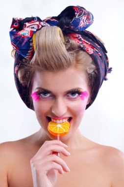 lüks makyaj ile güzel bir kadın