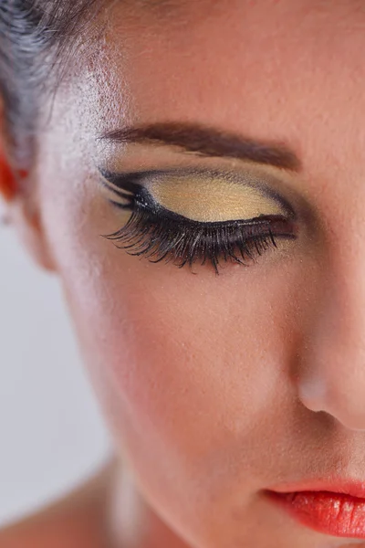 Hermosa mujer con maquillaje de lujo — Foto de Stock