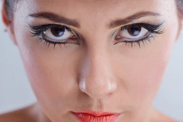 Hermosa mujer con maquillaje de lujo — Foto de Stock