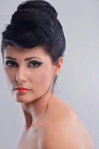 Schöne Frau mit Luxus-Make-up — Stockfoto