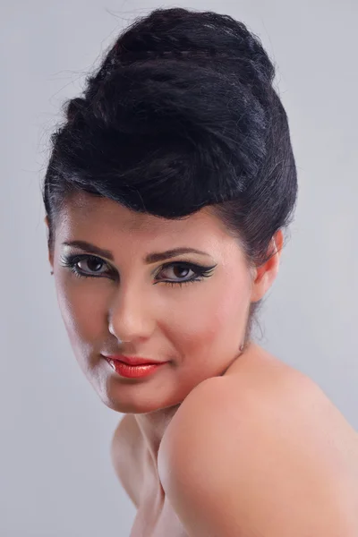 Schöne Frau mit Luxus-Make-up — Stockfoto