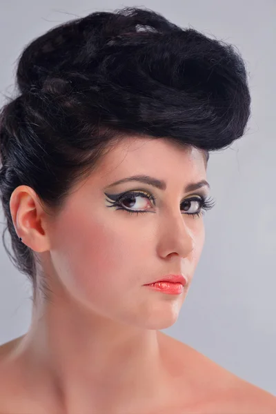 Schöne Frau mit Luxus-Make-up — Stockfoto