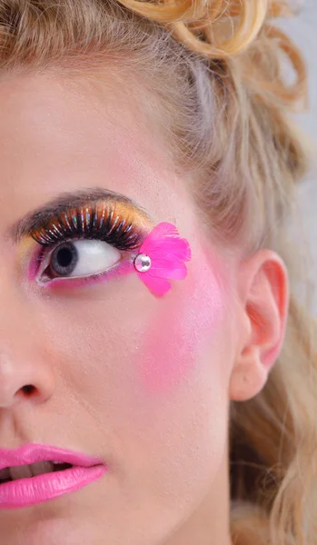 Mooie vrouw met luxe make-up — Stockfoto