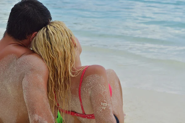 Feliz pareja joven en las vacaciones de verano divertirse y relajarse — Foto de Stock