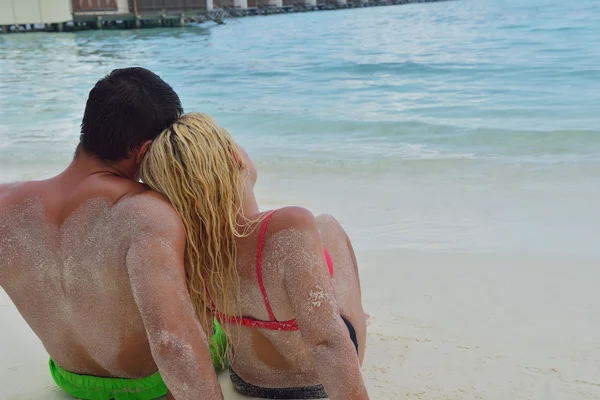 Feliz pareja joven en las vacaciones de verano divertirse y relajarse —  Fotos de Stock