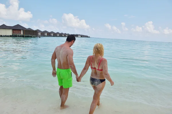 Feliz jovem casal em férias de verão se divertir e relaxar — Fotografia de Stock