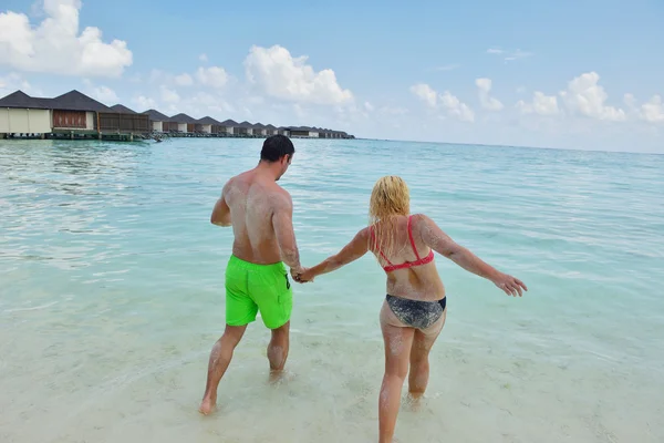 Feliz jovem casal em férias de verão se divertir e relaxar — Fotografia de Stock