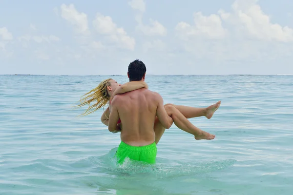 Feliz jovem casal em férias de verão se divertir e relaxar — Fotografia de Stock