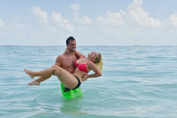 Šťastný mladý pár na letní dovolené zábavu a relaxaci — Stock fotografie