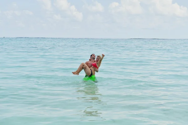 Heureux jeune couple pendant les vacances d'été s'amuser et se détendre — Photo