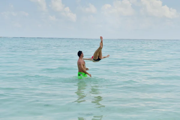 Heureux jeune couple pendant les vacances d'été s'amuser et se détendre — Photo