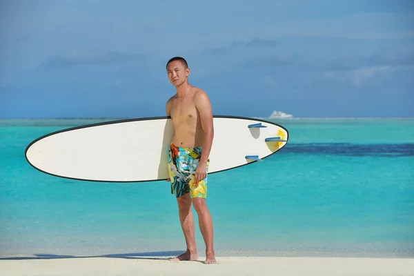 Man met surfplank op strand — Stockfoto