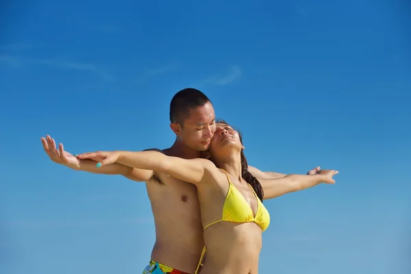 Feliz jovem casal desfrutando de verão na praia — Fotografia de Stock