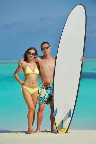 Happy young couple enjoying summer on beach — Stock Photo, Image