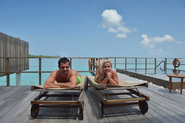 Feliz jovem casal em férias de verão se divertir e relaxar — Fotografia de Stock