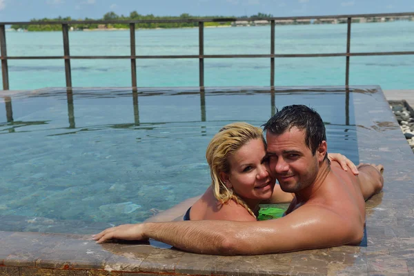 Feliz jovem casal em férias de verão se divertir e relaxar — Fotografia de Stock