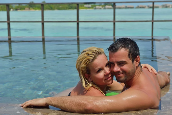 Feliz jovem casal em férias de verão se divertir e relaxar — Fotografia de Stock