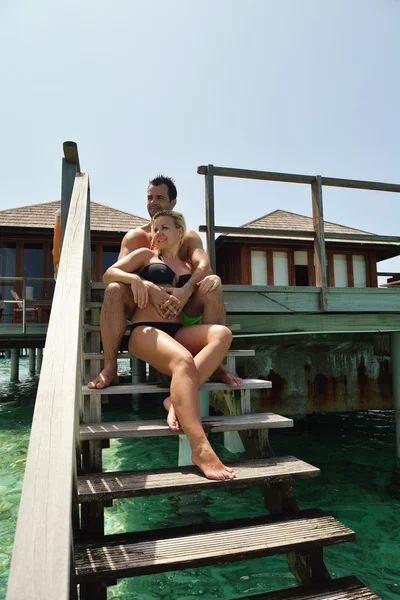 Feliz jovem casal em férias de verão se divertir e relaxar — Fotografia de Stock