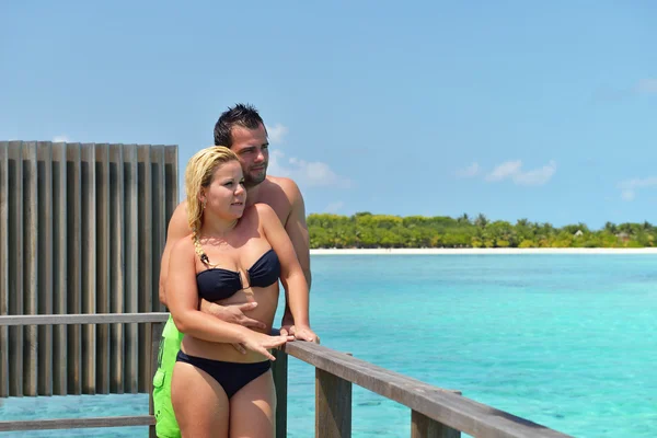 Feliz jovem casal em férias de verão se divertir e relaxar — Fotografia de Stock